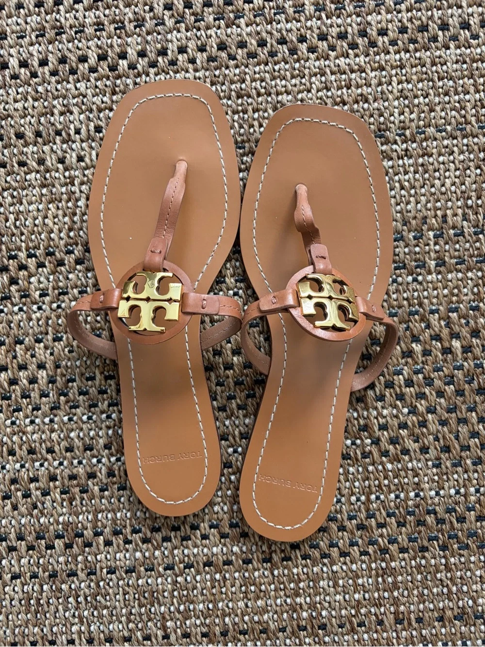 Tory Burch Cognac Leather Logo Thong Sandals with Gold Emblem - Picture 2 of 2